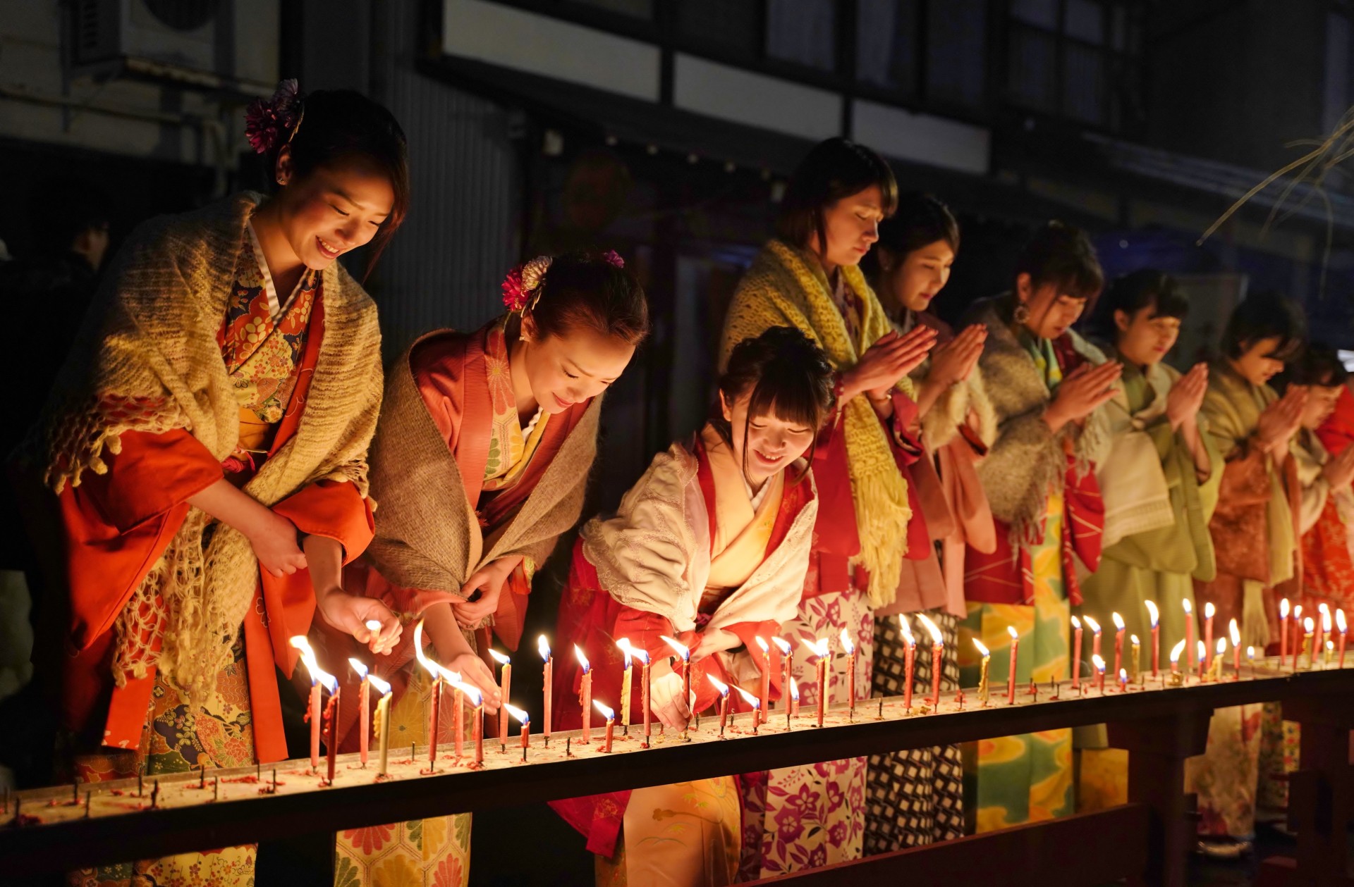 瀬戸川に灯る千本ろうそくの揺らめき
飛騨古川三寺まいり